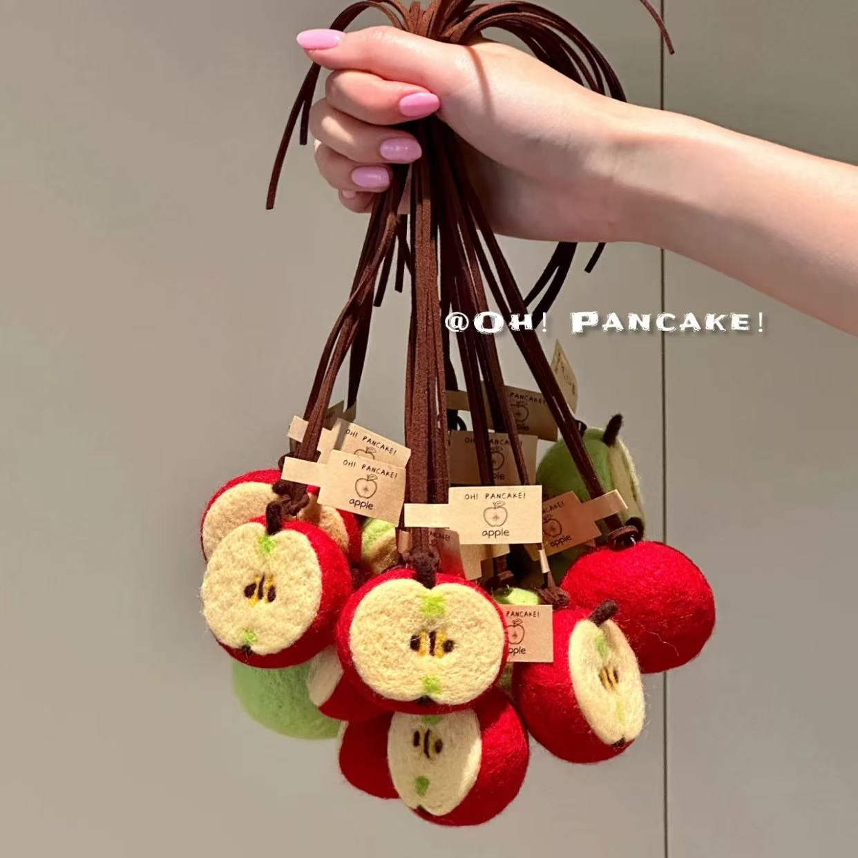 Half apple pendant, wool ornament woven with felt, ready-made decorative item, creative gift, fruit bag pendant, key chain, car interior accessory.