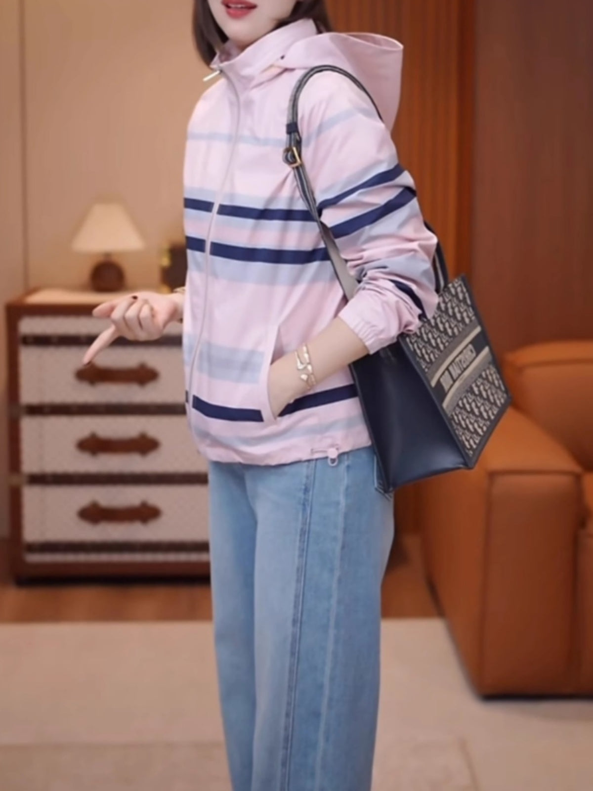 Böyük Ölçülü Qadınlar üçün Yaz Rəngli Bloklu Moda Küləkdən Qoruyucu Gödəkçə 2026 Yeni Stil, Arıqladıcı və Boş Uyğunluqlu, Yüksək Səviyyəli Top