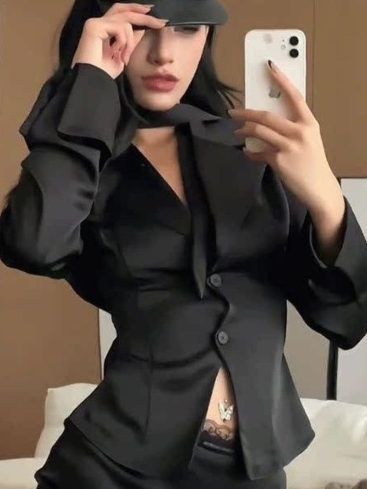 Qadınlar üçün fransız üslubunda qırmızı kostyum, yaxalıqlı köynək, erkən payız yeni dəb, saf və seksual, incə bədən quruluşu, unikal və fərqli köynək.