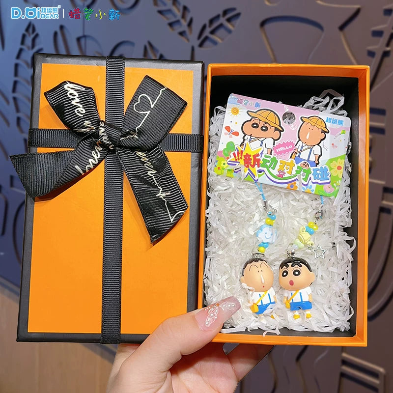 Orijinal Crayon Shin-chan Kiçik Burun Tutucu Telefon Zənciri 2025 Yeni Stil Qulaqlıq Avtomobil Açar Zənciri Sırt Çantası Kulon Açar Zənciri