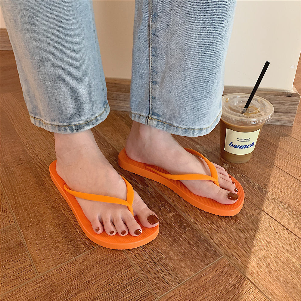 Flip-floplar yay modası yeni ev qapalı istirahət üçün düz sürüşməyən tətil üçün qadınlar üçün çimərlik flip-flopları