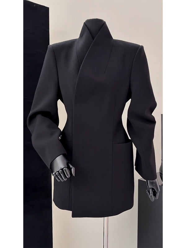 Qışın əvvəlləri üçün Hepburn üslubunda hazırlanmış möhtəşəm qara rəngli dayaq yaxalı blazer, incə bədənli qadınlar və peşəkar səyahətlər üçün idealdır.