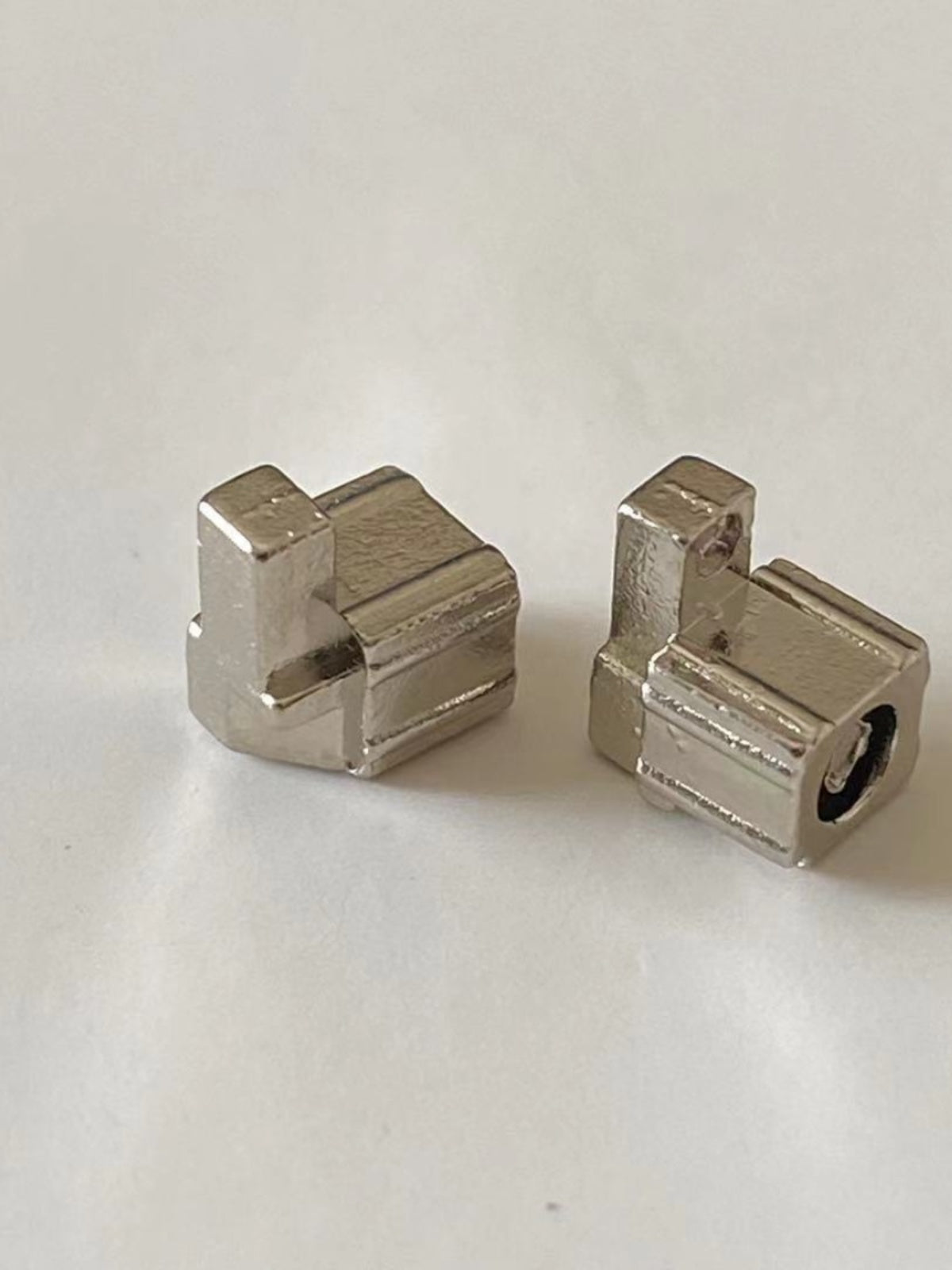 Switch sapı tokası üçün uyğundur, JoyCon sol və sağ metal NS hostunu tuta bilmir, orijinal hissələri boşaldılır