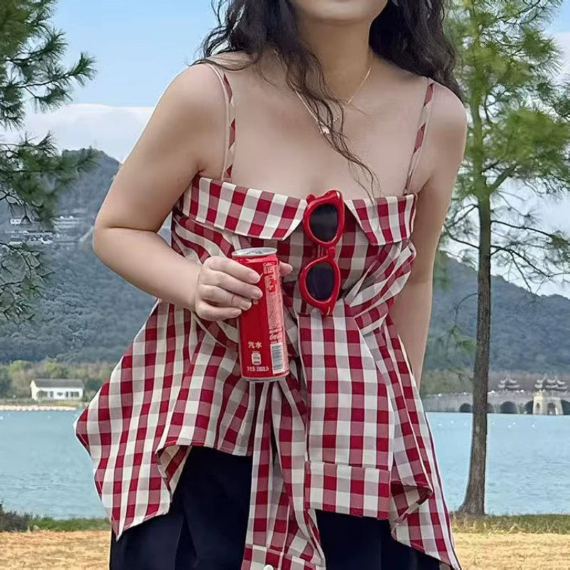 Qadınlar üçün böyük ölçülü, şirin və ədviyyatlı qırmızı dama-dama köynək, yay üçün mükəmməldir, gözəl və arıqladıcıdır, qat-qat geyinmək və ya tək geyinmək üçün uyğundur.