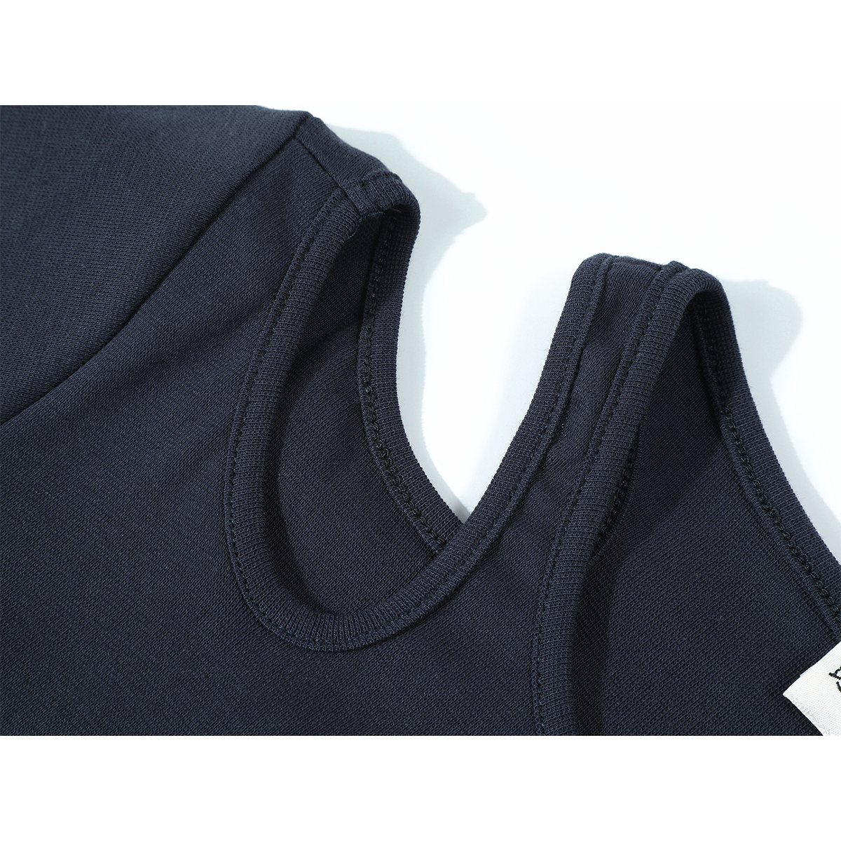 Cholisa qısaqol qadın futbolkası, unikal və şık dizaynla, yayın əvvəlləri üçün mükəmməldir. Bu, incə, yüksək belli və yaraşıqlı, çiyin xətti olan köynəkdir.