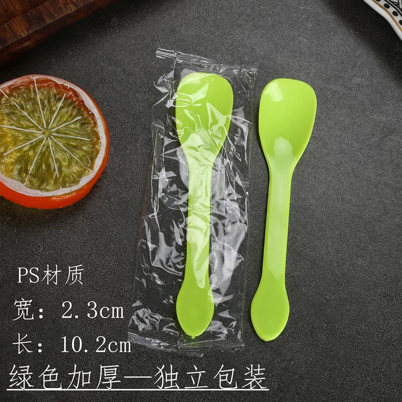 Birdəfəlik kiçik qaşıq plastik dondurma qatıq desert sifarişi fərdi qablaşdırılan mini dadlı planet stəkan puding