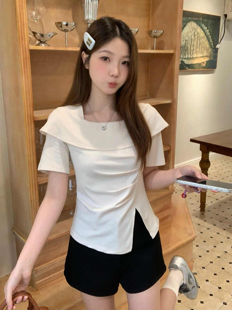 Qadınlar üçün böyük ölçülü, qeyri-müntəzəm yarıqlı qısaqol köynək, yay üslubunda, arıqladıcı, bel sıxan, qarın nahiyəsini gizlədən, kvadrat yaxa dizaynı.