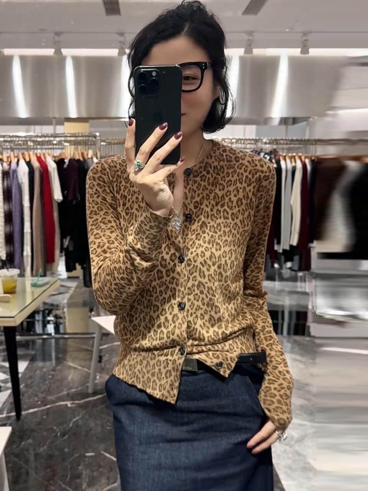 Bu, tamamilə inanılmaz bir məhsuldur! Payızın əvvəlləri üçün yüksək səviyyəli Avropa üslubunda dairəvi yaxalı, tək sinəli, bəbir naxışlı uzunqol köynək, qadınlar üçün idealdır.