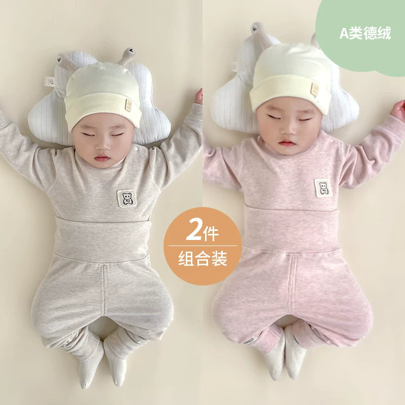 Qış üçün qalınlaşmış flis astarlı, sıx oturan termal alt paltarı, iki hissəli termal üst geyim və şalvarlı körpə geyim dəsti.