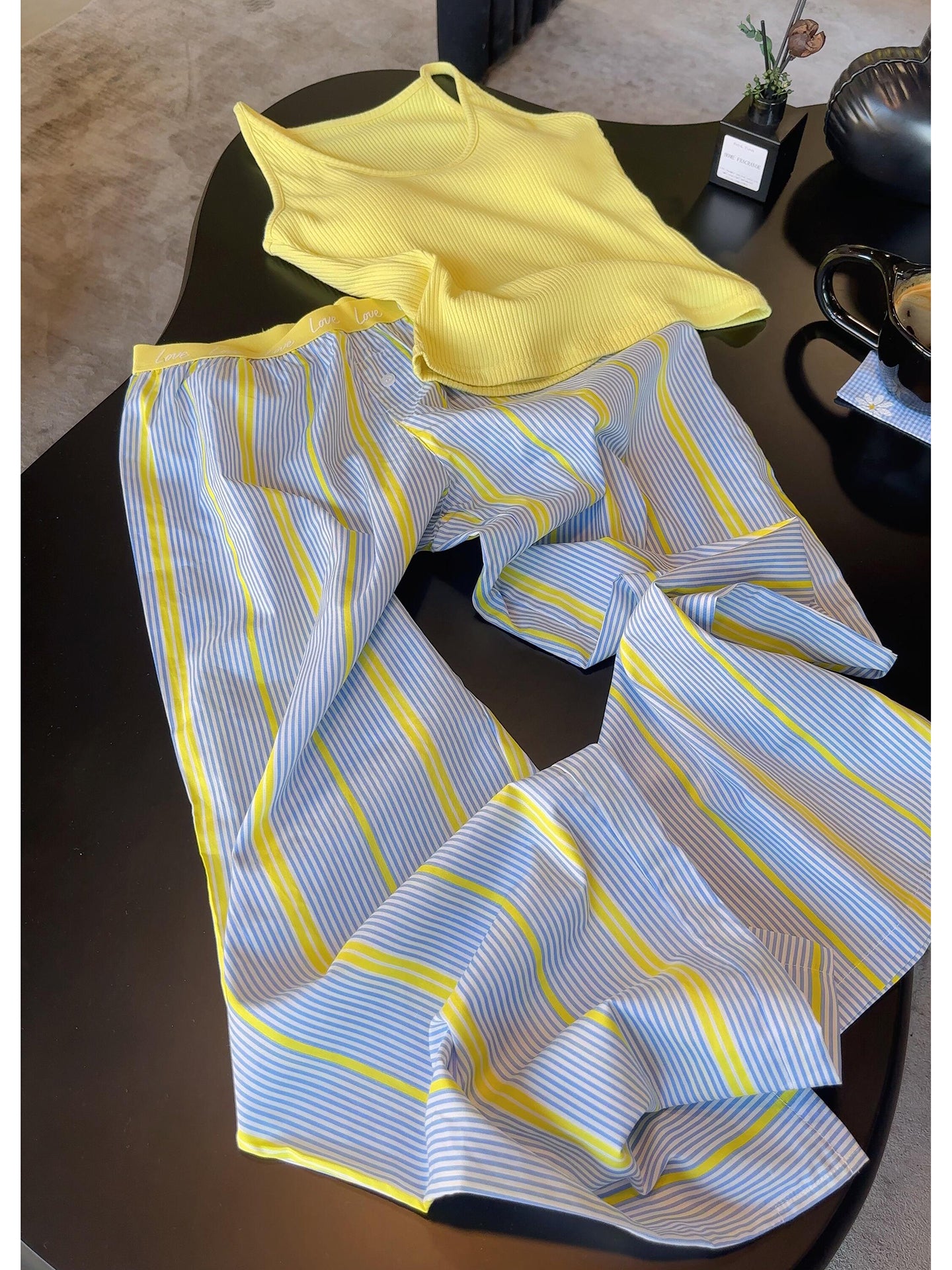 Qadınlar üçün döş yastıqları və asma ilə sarı qız pijama 2026 yay zolaqlı şalvar böyük ölçülü kostyum ev paltarından kənarda geyinmək olar