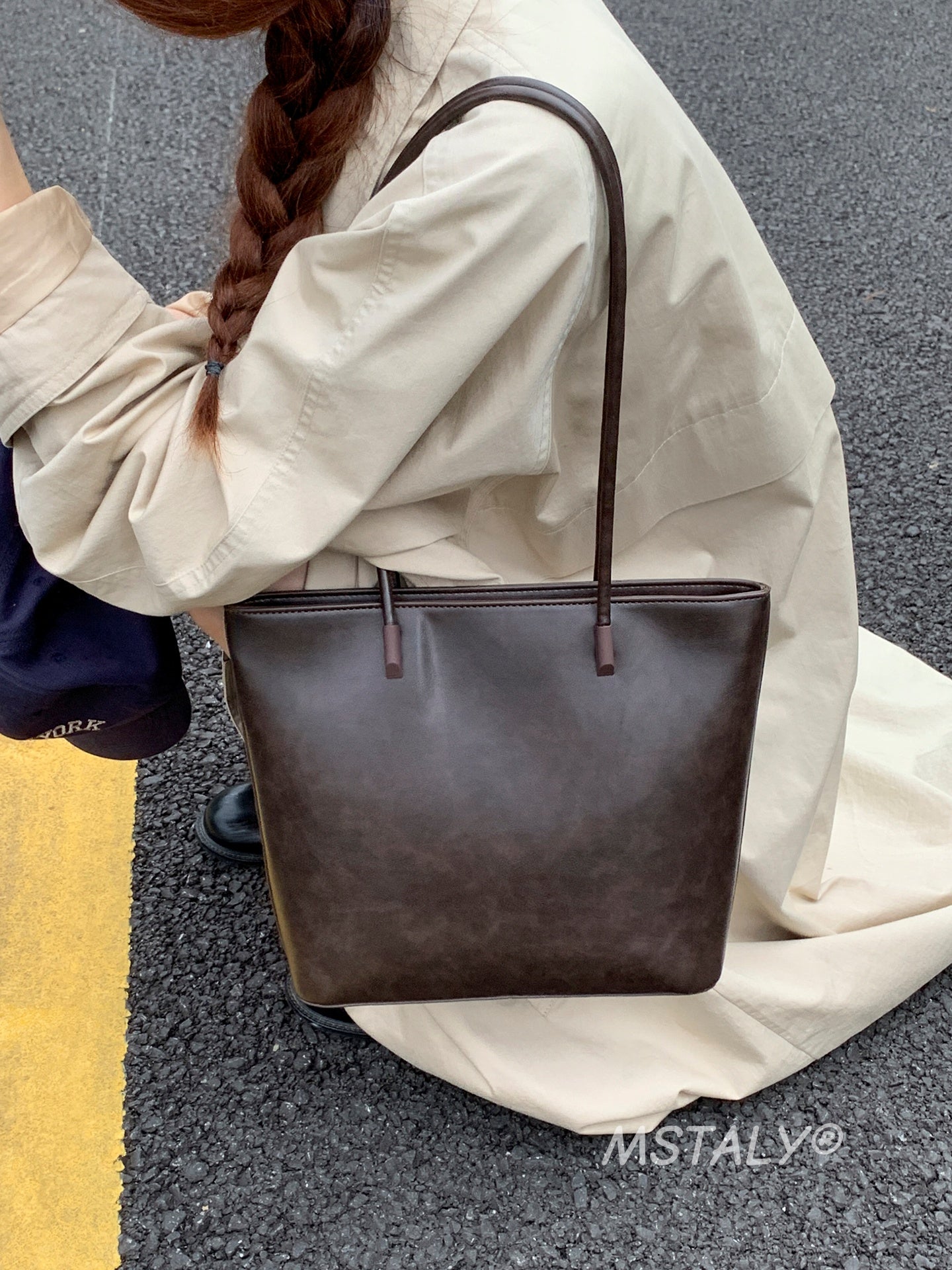 Minimalist üslubda qadınlar üçün düz rəngli qoltuqaltı çanta, böyük tutumlu, yeni 2026 payız üslubunda, çoxfunksiyalı çiyin çantası, şəhər içi vedrə çantası