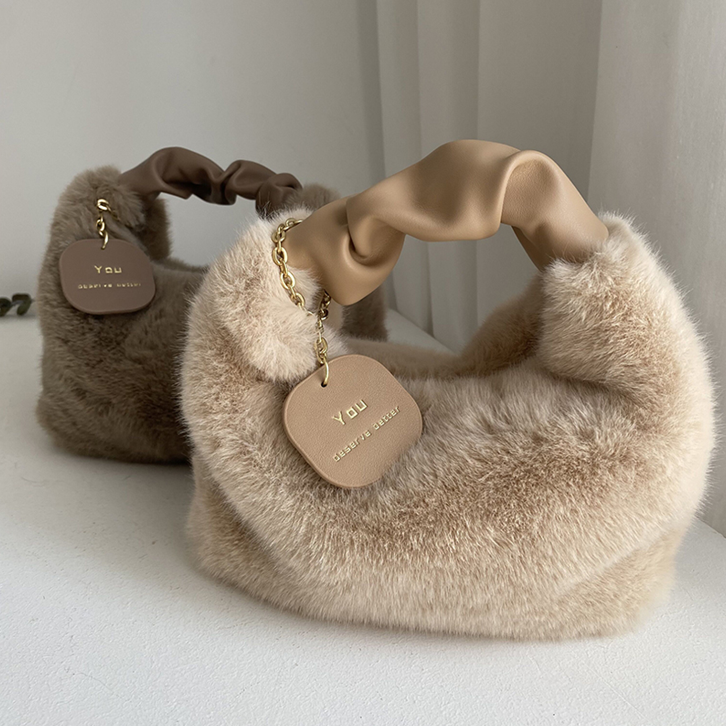 Qadınlar üçün tük tökülməyən yumşaq çanta, yüksək keyfiyyətli süni dovşan xəzindən hazırlanmış çanta, tük tökülməyən tüklü çarpaz bədən çantası.