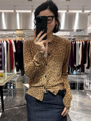 Bu, tamamilə inanılmaz bir məhsuldur! Payızın əvvəlləri üçün yüksək səviyyəli Avropa üslubunda dairəvi yaxalı, tək sinəli, bəbir naxışlı uzunqol köynək, qadınlar üçün idealdır.