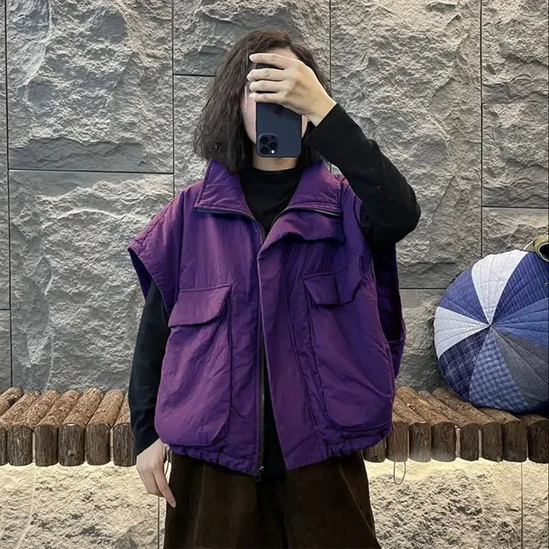 Qadınlar üçün böyük ölçülü, qolsuz, gündəlik, çoxfunksiyalı, geniş cibləri və ayaq üstə açılan yaxalığı olan, payız və qış üçün mükəmməl olan fermuarlı top.