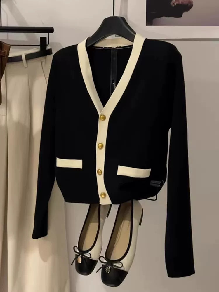 Elegant V-neck knitted cardigan for women, perfect for fall 2025. A fashionable, stylish, slimming and multifunctional shirt.