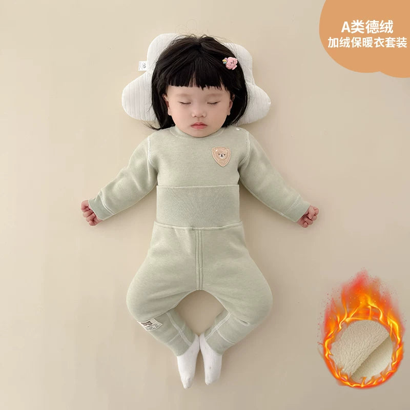 Qış üçün qalınlaşmış flis astarlı, sıx oturan termal alt paltarı, iki hissəli termal üst geyim və şalvarlı körpə geyim dəsti.