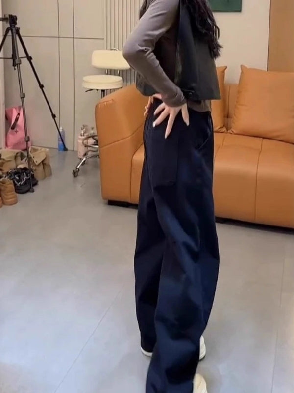 Qadınlar üçün böyük ölçülü tünd göy rəngli əyri cins şalvar, yaz stili, armud formalı fiqurlar üçün yaraşıqlı, yüksək belli, geniş bədən quruluşuna malik, düz ayaqlı enli şalvar.