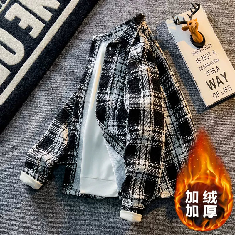 Chanel-dən ilhamlanmış, yaz və payız üçün mükəmməl olan, kişilər üçün qısa, geniş, gündəlik, çox yönlü yun palto. Həmçinin dəbli, yüksək səviyyəli dama-dama köynək daxildir.