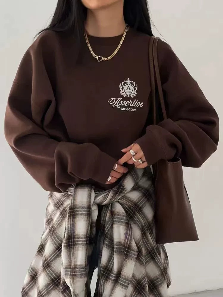 Avropa və Amerika üslubunda çaplı hərfli dairəvi yaxalı sviter