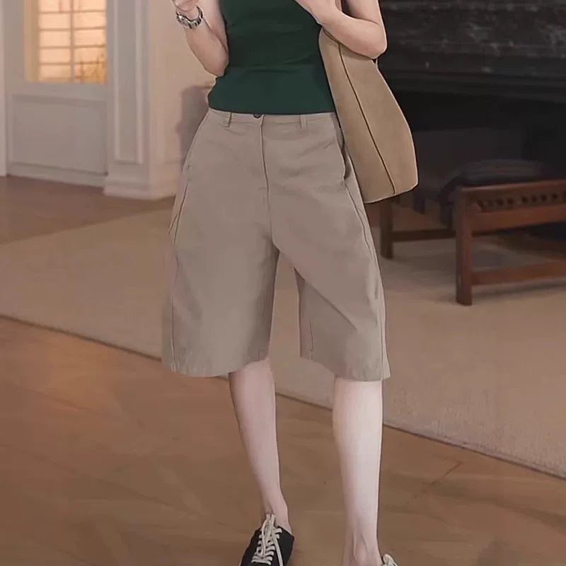 Bu ilin ən dəbli böyük ölçülü gündəlik geniş ayaqlı qısa şalvarlar böyük ölçülü qadınlar üçün çox yönlü və şıkdır, yay üçün mükəmməldir. Onlar dəbli, geniş bədən quruluşuna malik və arıqladır.