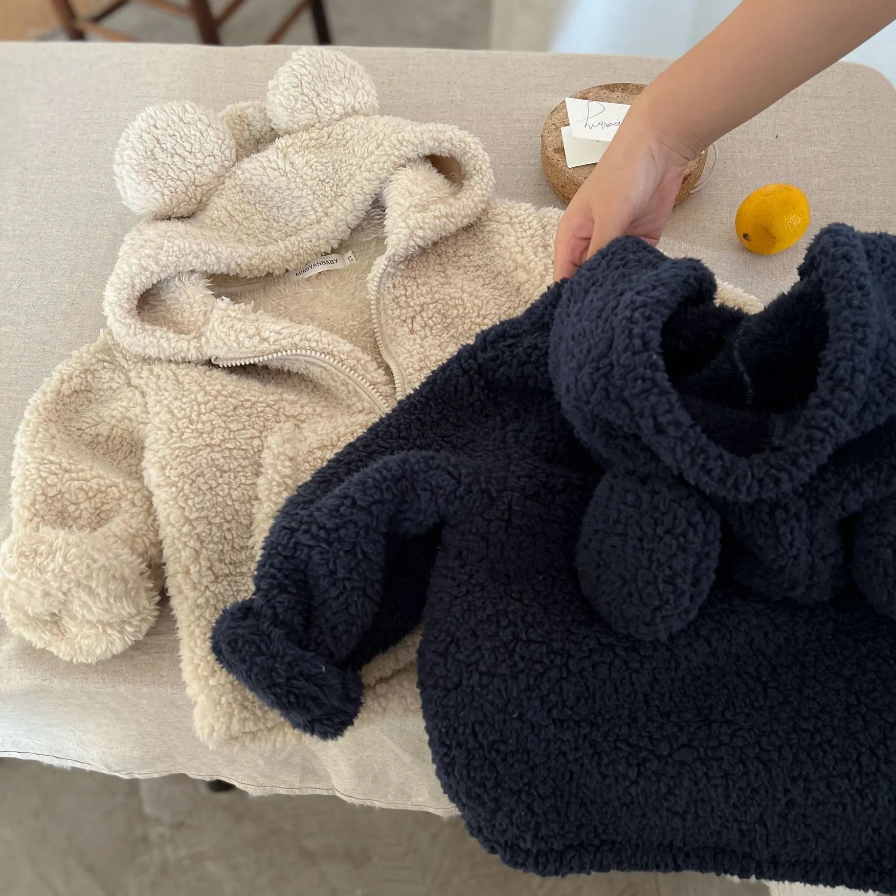 Uşaq 2025 Payız/Qış Yun astarlı top, oğlan və qızlar üçün ayaq üstə açılan qulaqlı xəz sviter gödəkçə, körpə üçün bütöv rəngli fermuarlı sviter