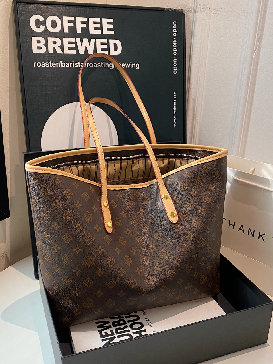 Large capacity bag for women, 2025 new autumn and winter bag, lightweight luxury niche high-end shoulder bag/handbag