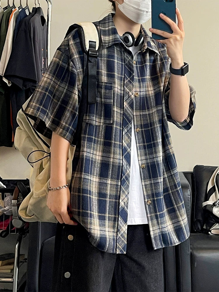 Sərin kişi köynəyi qısaqol yay yeni üslublu gənclər üçün təsadüfi kiçik plaid köynək kişi orta məktəb və orta məktəb tələbələri üçün boş paltar
