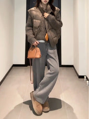 Payız və qış üçün qadınların armud formalı, yun astarlı boz rəngli gündəlik oraq şalvarı, kök qızlar üçün isə yüksək belli, arıqladıcı enli şalvar.