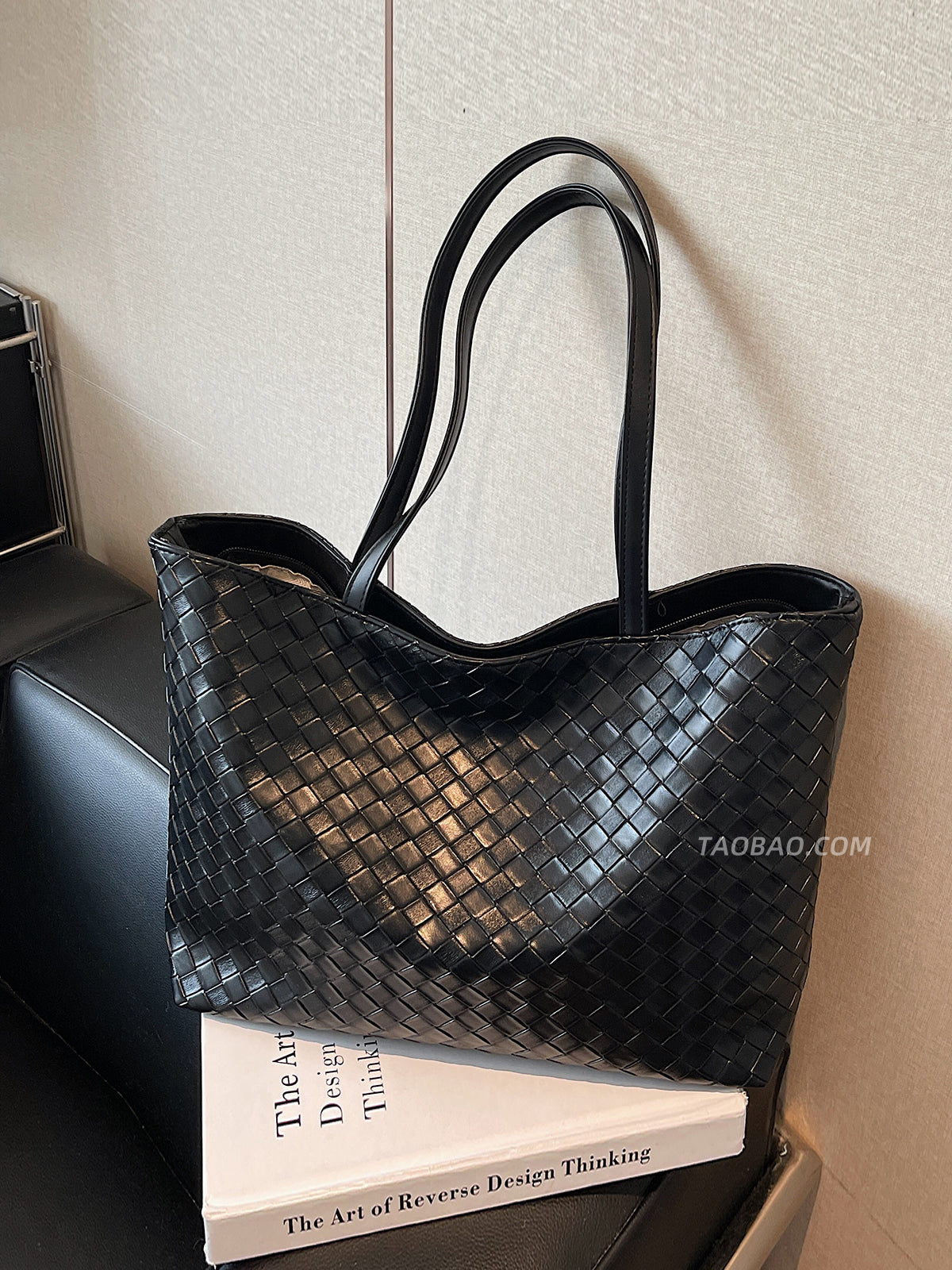 Yüksək səviyyəli retro üslublu böyük tutumlu qadın çantası, yeni 2025-ci ilin dəbli şəhərətrafı çiyin çantası, payız və qış çantası.