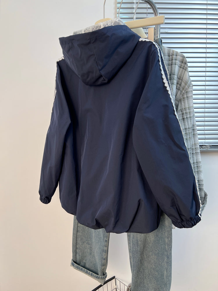 Krujeva bəzəkli, şık boş formalı, kapşonlu küləkdən qoruyucu, böyük ölçülü qadın gödəkçəsi, yeni 2026-cı ilin yaz dizaynı.