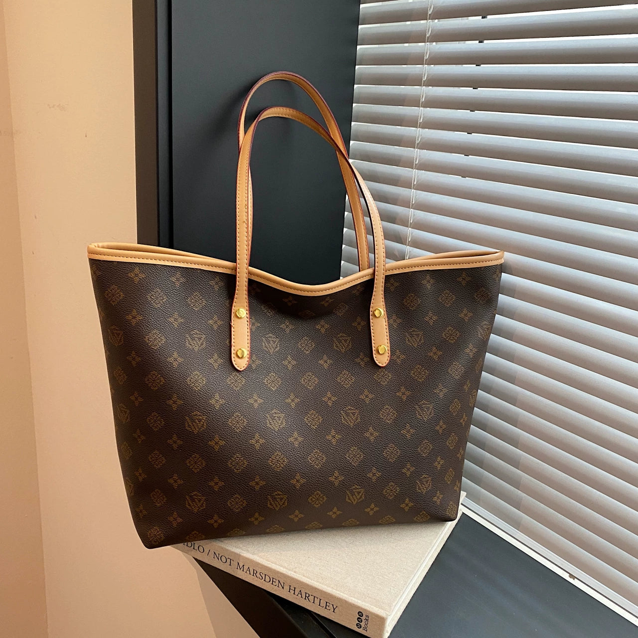 Qadınlar üçün böyük tutumlu çanta, 2025-ci il yeni payız və qış çantası, yüngül lüks niş yüksək səviyyəli çiyin çantası/əl çantası