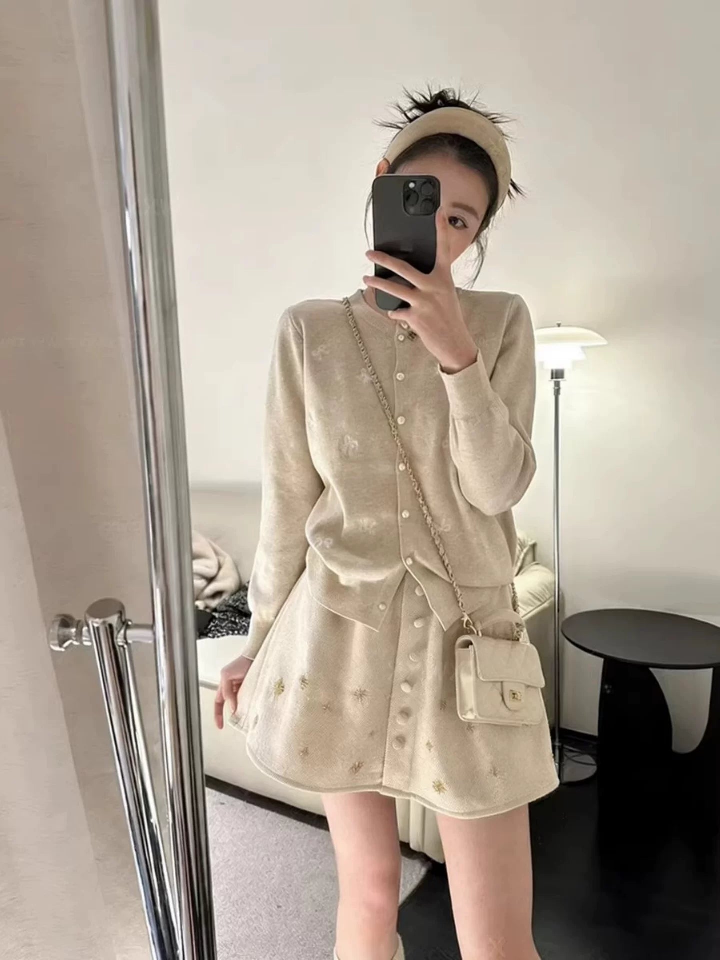 Erkən yaz Koreya üslubunda geyim: Chanel-dən ilhamlanmış yumşaq hırka və zəngin bəzəkli mini ətəkdən ibarət iki hissəli tam dəst.