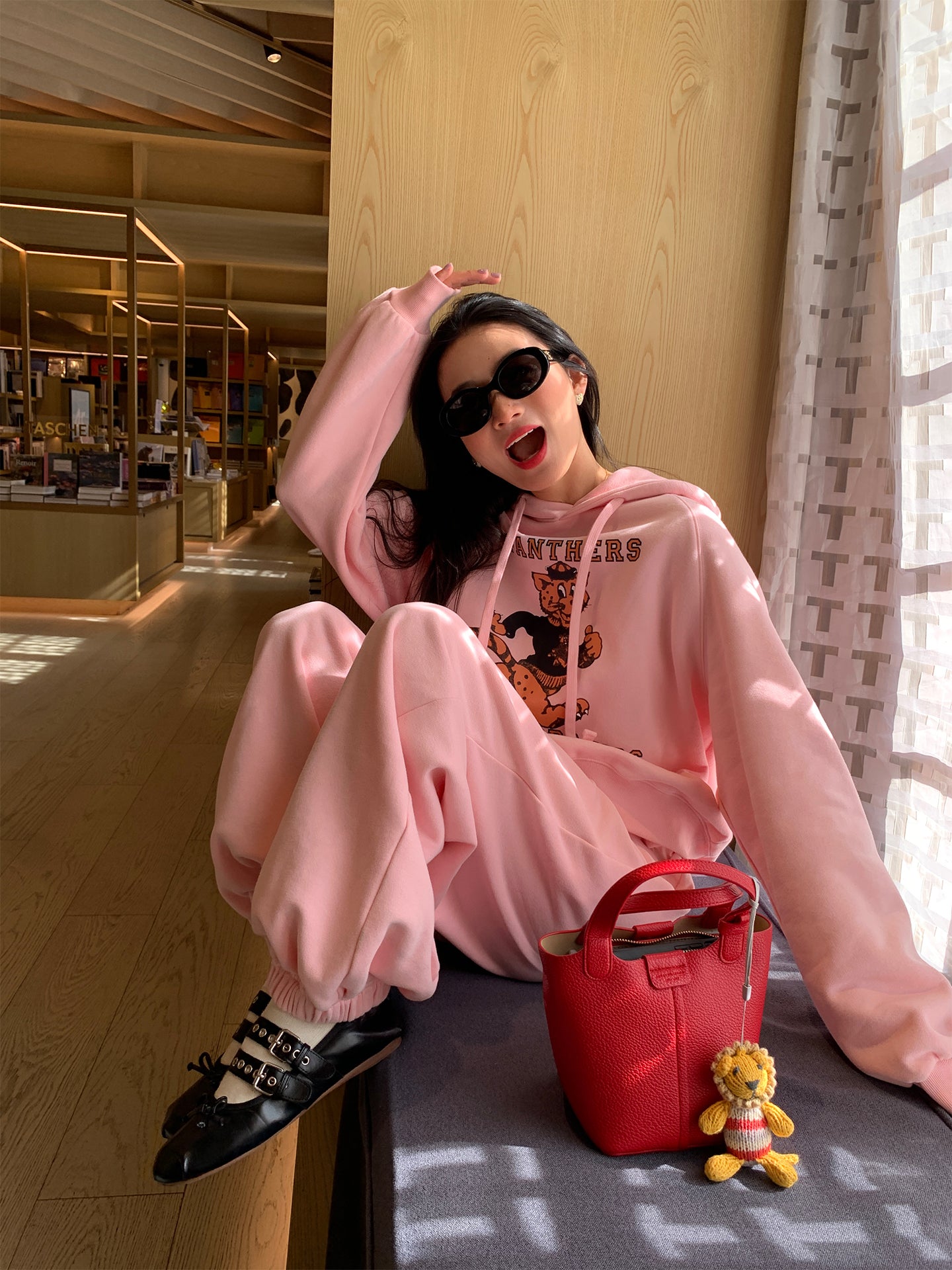 Luo Luo'nun 2025-ci il Yeni Qadınlar üçün Çəhrayı Yun Astarlı Sviter İki Parçalı Dəst + Boş İdman Şalvarı