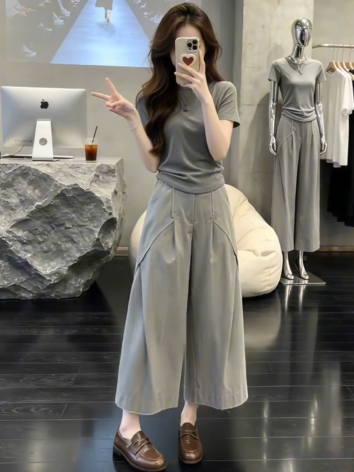 Qadınlar üçün Koreya minimalist üslublu kostyum 2026 yay yeni incə fit qısaqol köynək büzməli enli şalvar iki hissəli dəst