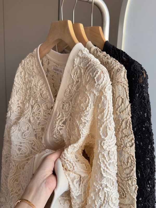 Mowei-nin Sinqapura ixrac sifarişi çiçək naxışlı bədii dizayna malikdir. Qadınlar üçün gündəlik qısa pencək/palto, yaz üslubunda.