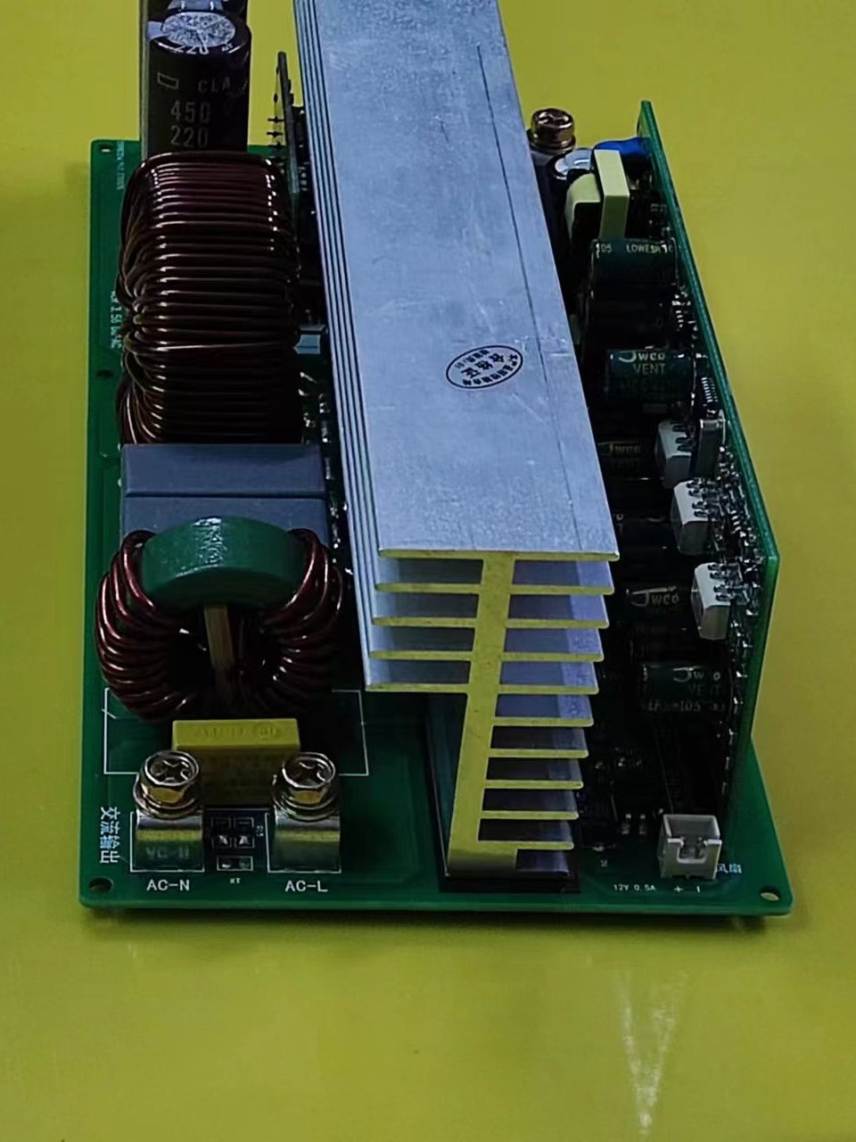 4KW inverter çıxışı, əvvəlcədən doldurulan yüksək gərginlikli yüksək güclü yeni enerjili elektrikli nəqliyyat vasitəsinin şarj yığını enerji təchizatı ilə 5KW sinus dalğası