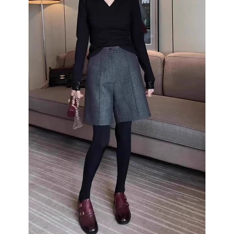 Bu yaz trend olan, geniş ölçülü, zərif boz rəngli qadınlar üçün kostyum şortları, geniş, şık, gündəlik və çoxfunksiyalı beşgönlü şalvarlar.