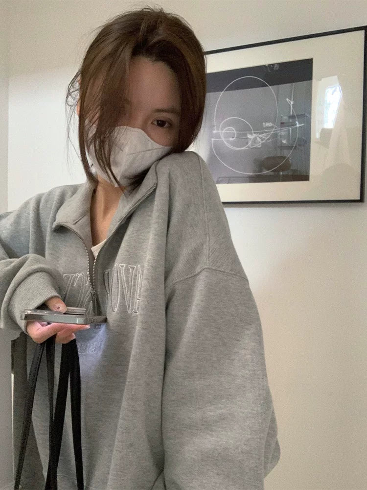 Qadın üçün Amerika üslubunda boz polo yaxalıqlı sviter, nazik, geniş, böyük ölçülü, Honq Konq üslubunda şık fermuarlı top/gödəkçə.