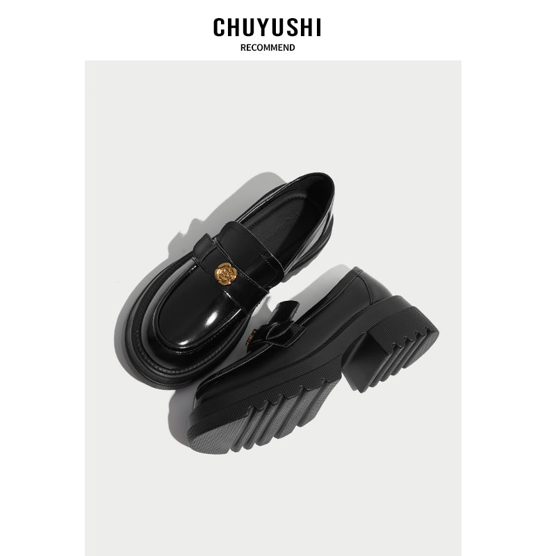 CHUYUSHI Camellia Love ~ Kiçik Qızılı Sikkə Tokaları ilə Qara Platformalı Loferlər, Qadınlar üçün Britaniya Üslubu