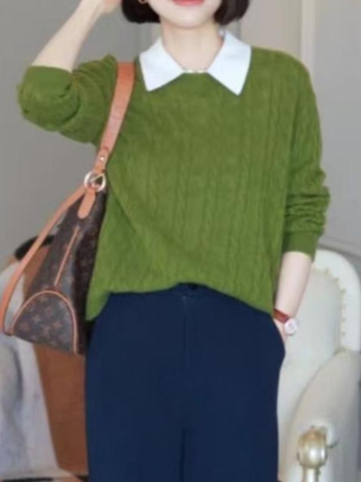 Böyük ölçülü qadın dəbli yaxalıqlı qolsuz toxunma jilet, yeni 2026 yaz/yay üslubunda, incə oturuşlu və yaraşıqlı üst qat.