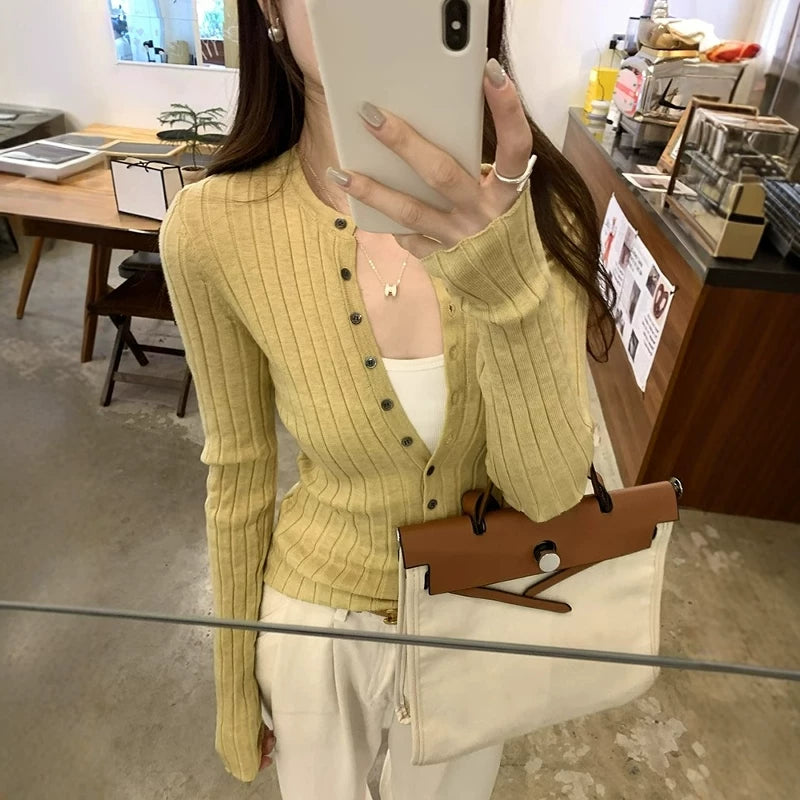 Fransız üslubunda yüksək keyfiyyətli qırmızı toxunma alt qatlı üst hissə, qadın payız və qış üst geyim dizaynı, incə formalı qısa sviter