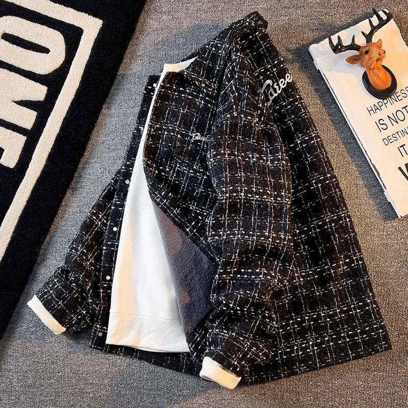 Chanel-dən ilhamlanmış, yaz və payız üçün mükəmməl olan, kişilər üçün qısa, geniş, gündəlik, çox yönlü yun palto. Həmçinin dəbli, yüksək səviyyəli dama-dama köynək daxildir.