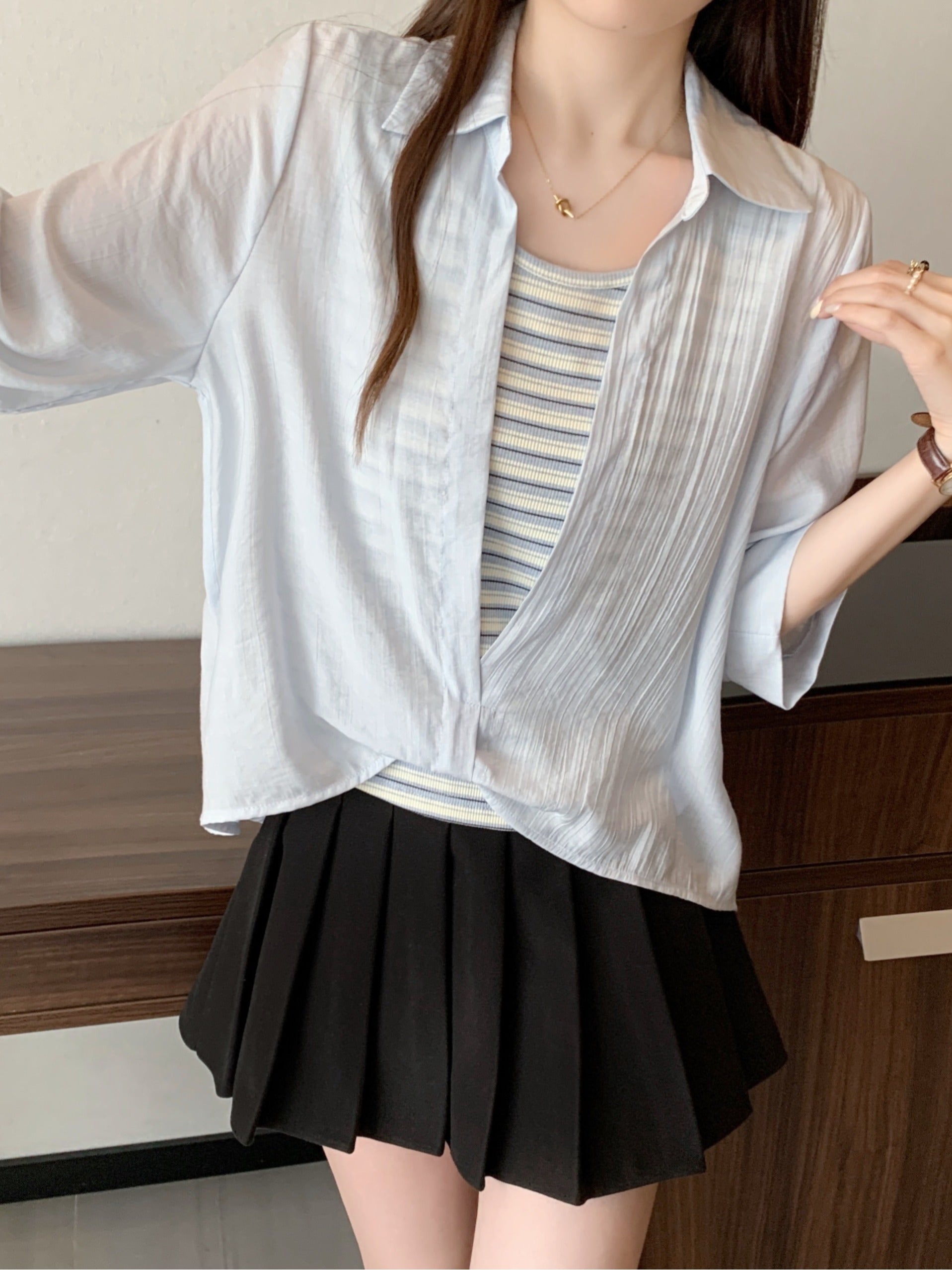 Qadınlar üçün böyük ölçülü dizaynlı, düyünlü süni iki hissəli qısaqol köynək, 2026-cı ilin yayı, geniş formalı, şık və gözəl, dəbli top.