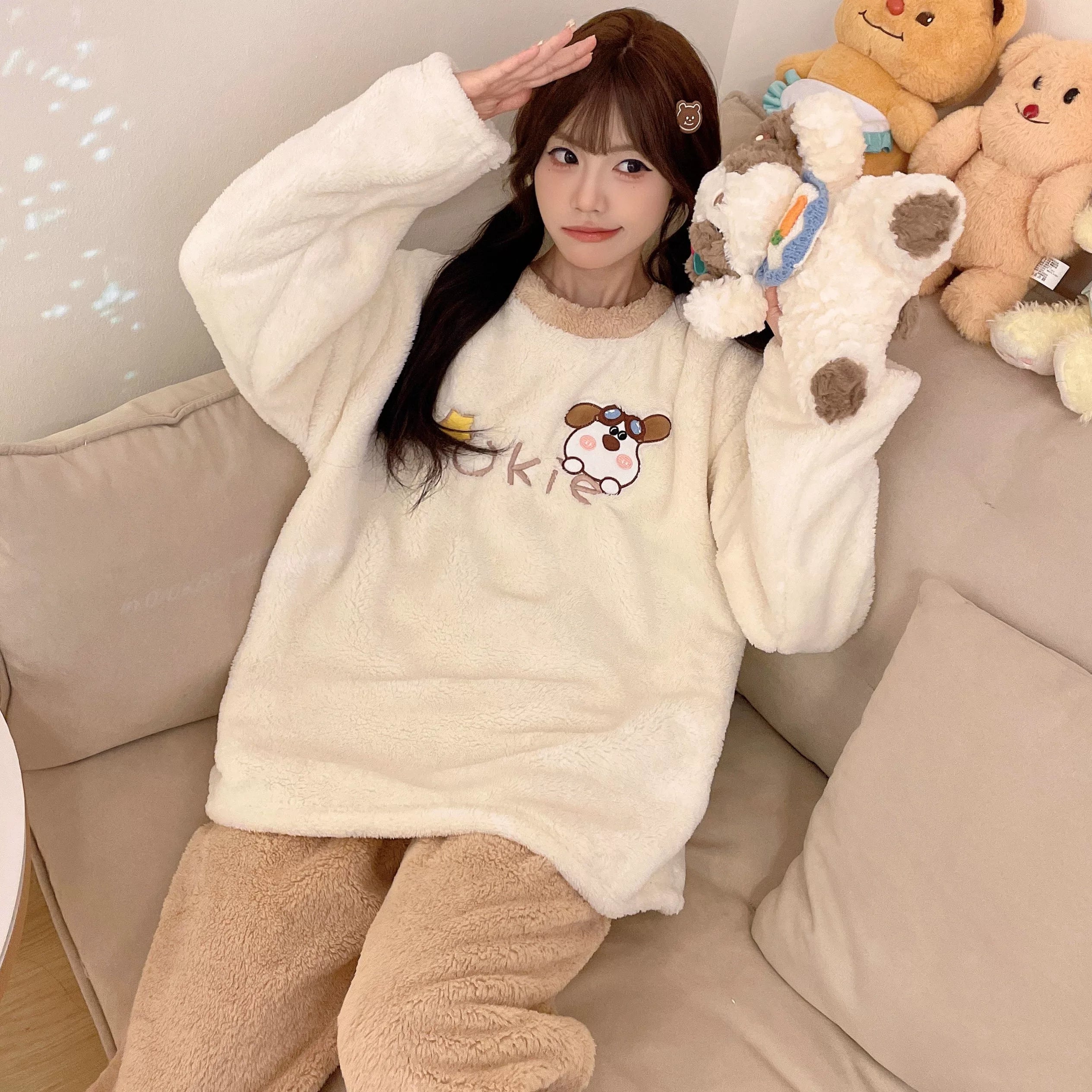 Cizgi filmi boz və qara pişik qış yeni mərcan yunlu pijama qadın yun astarlı və qalınlaşmış tələbə flanel ev geyimi xarici geyimlər