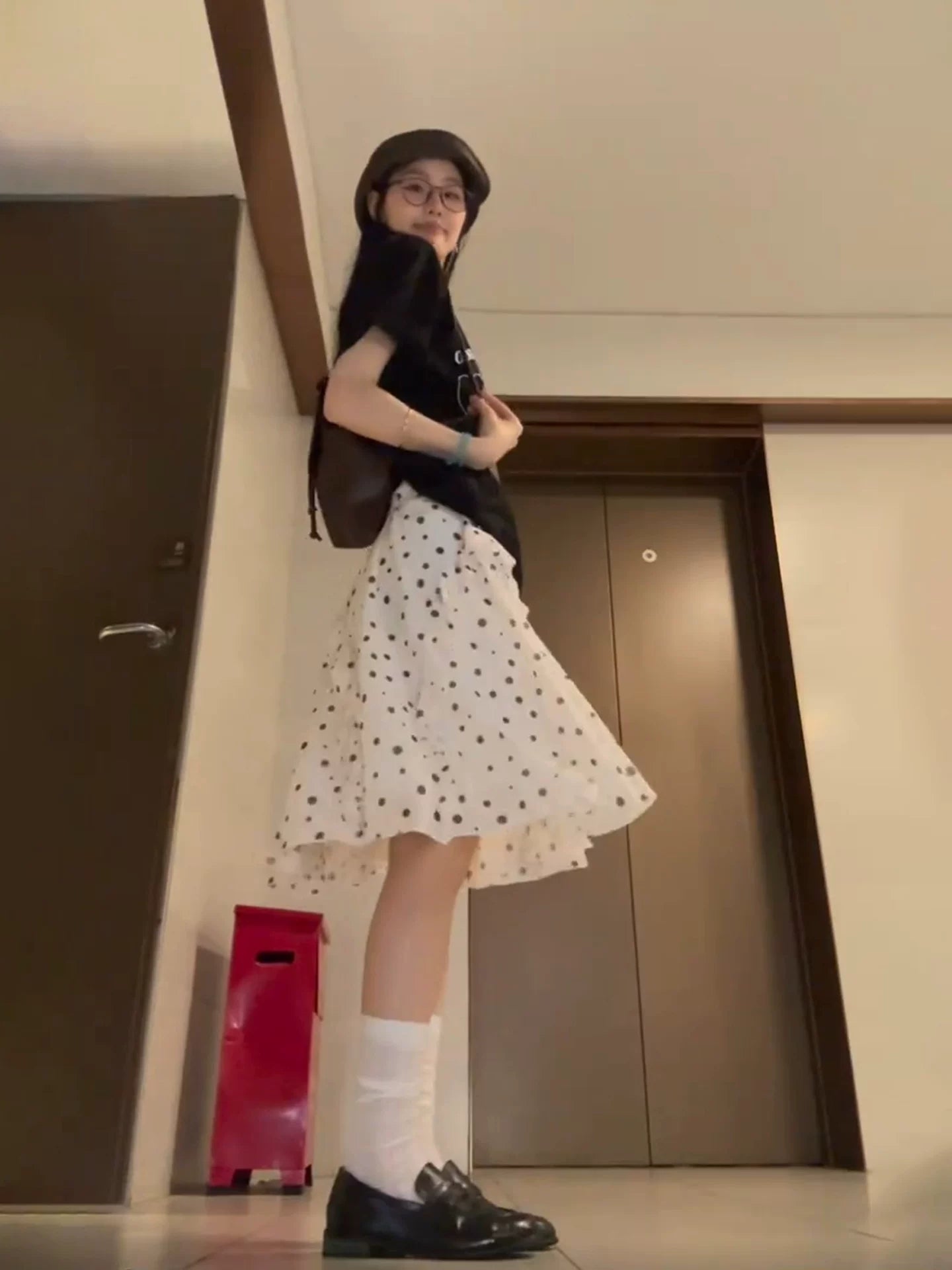 Polka nöqtəli yarım uzunluqlu yubka xüsusilə gözəldir. Çimdikli yubka gözəl yay kostyumudur. Koreya üslubu yay geyimi üçün unikaldır.
