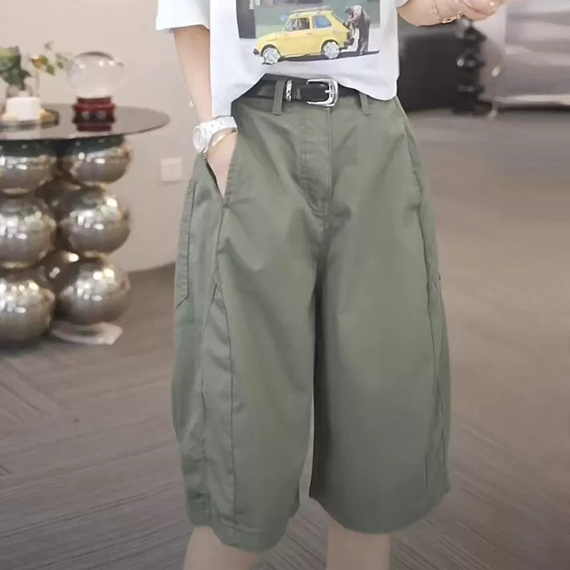 Bu ilin ən dəbli böyük ölçülü gündəlik geniş ayaqlı qısa şalvarlar böyük ölçülü qadınlar üçün çox yönlü və şıkdır, yay üçün mükəmməldir. Onlar dəbli, geniş bədən quruluşuna malik və arıqladır.