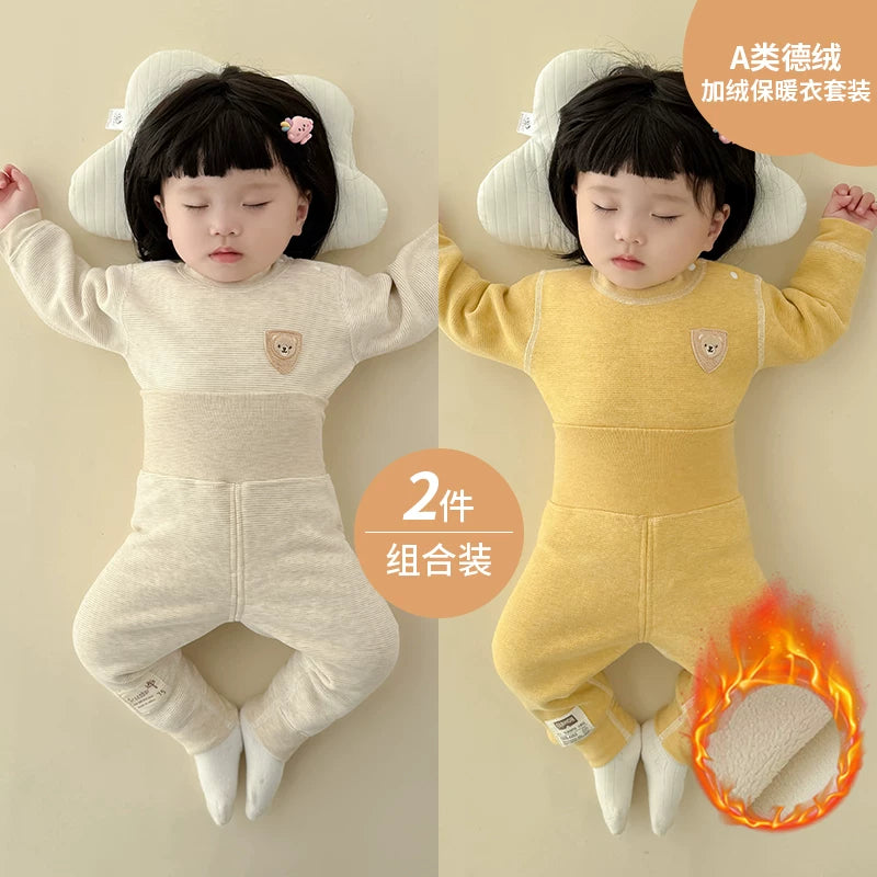 Qış üçün qalınlaşmış flis astarlı, sıx oturan termal alt paltarı, iki hissəli termal üst geyim və şalvarlı körpə geyim dəsti.