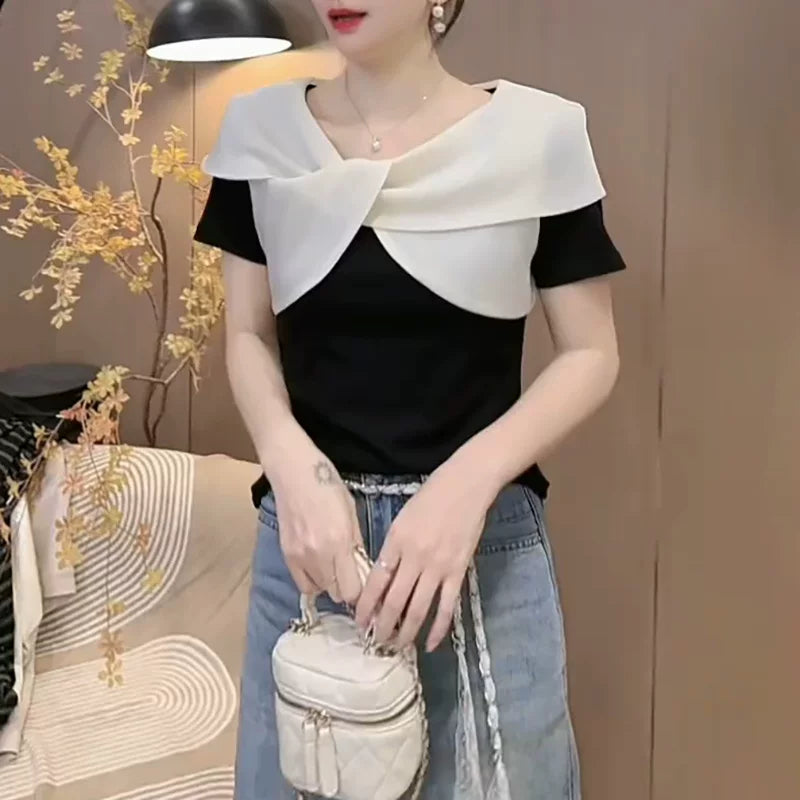Dəbli və şık çarpaz yaxalı qısaqol köynək, yeni 2026-cı ilin yayı modası, böyük ölçüdə, qadınlar üçün unikal, gözəl və arıqladıcı top.
