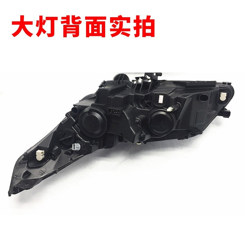 It is applied to the headlight assembly of Citroën C4 sedan and hatchback models manufactured from 2008 to 2011, with black and white lower parts.