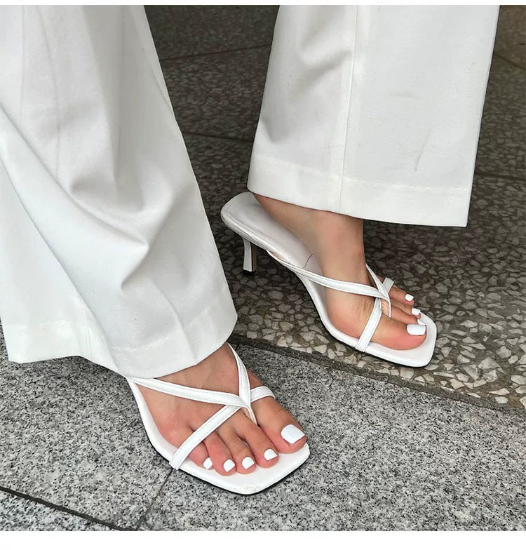 Qadınlar üçün Yay 2026 Yeni Stil Kvadrat Barmaqlı Stiletto Daban Ağ Kəmərli Flip-Flop Hündürdaban Səndəllər